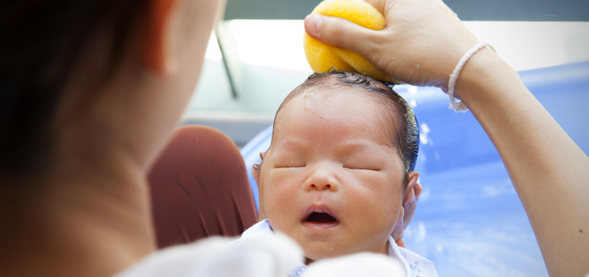 Cover image for article: Swaddled Bathing on the NICU