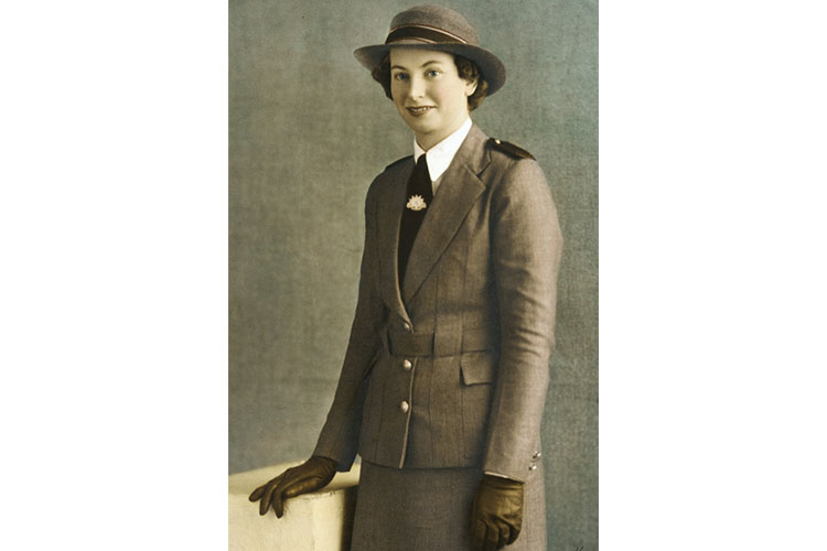 Studio portrait of Staff Nurse Vivian Bullwinkel, Australian Army Nursing Service (AANS), in service dress uniform. (Image in the public domain, originally taken from Mendelssohn, F B & Company - This image is available from the Collection Database of the Australian War Memorial, https://en.wikipedia.org/wiki/Vivian_Bullwinkel#/media/File:Vivian_Bullwinkel.jpg)